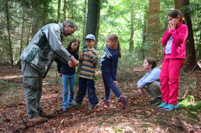 Förster Siegmar Wüst bei einer Waldführung mit Kindern