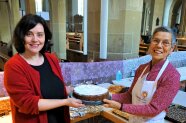 Zwei Frauen halten ein Kuchenblech