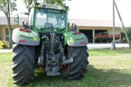 Traktor mit zwei unterschiedlich aufgepumpten Reifen 