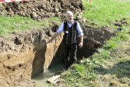 Mann steht in Bodengrube