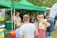 Förster in Uniform und Familien mit Kindern im Pavillion