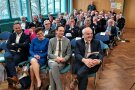 Gäste im Saal links