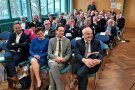 Gäste im Saal links