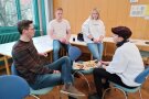 Studierende im Gespräch mit Zeitungsredakteur