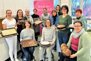 12 Frauen mit Kuchenblechen