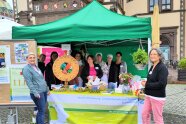 vor dem Rathaus Frauen an Stand unter Pavillion