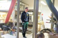 Landwirt zwischen technischen Geräten und Rohren