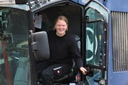 Landwirtin in der Schlepperkabine