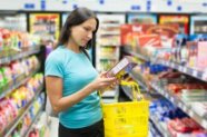 Frau überprüft Lebensmittelkennzeichnung