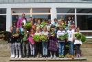 Kinder halten Pflanzgefäße in der Hand