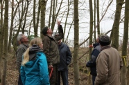 Teilnehmer der Schulung im Wald