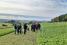 Gruppe der Feldbegehung vor malerischer Kulisse der Hassberge