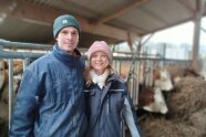 Landwirt und Erlebnisbäuerin vor Kuhstall