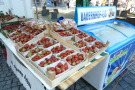 Marktstand mit Erdbeeren