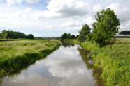 Wasserstreifen zwischen Feldern